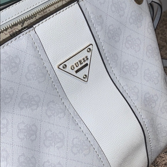 Guess purse - Picture 2 of 3